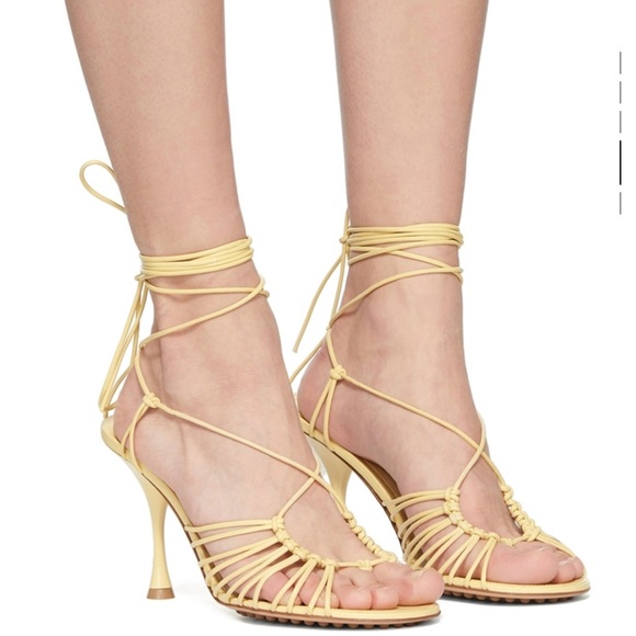 BOTTEGA VENETA
Dot Twisted Strap Leather Sandals size 42
$1250 NEW ASKING $750 - Picture 7 of 9